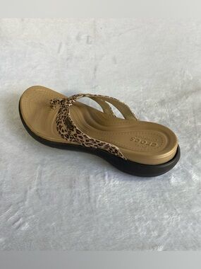 Crocs Women’s Iconic Kadee II Leopard Womens Thong Sandal Flip Flop Size 7